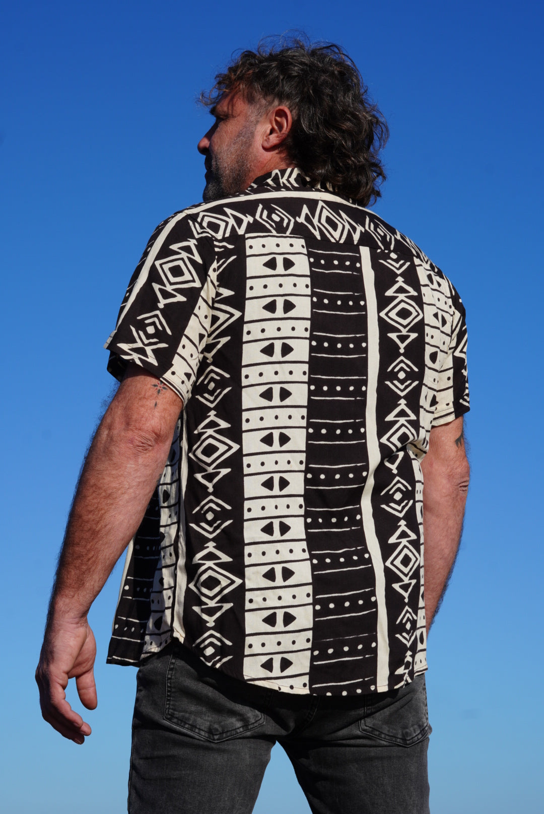 Camisa Negra Triángulo