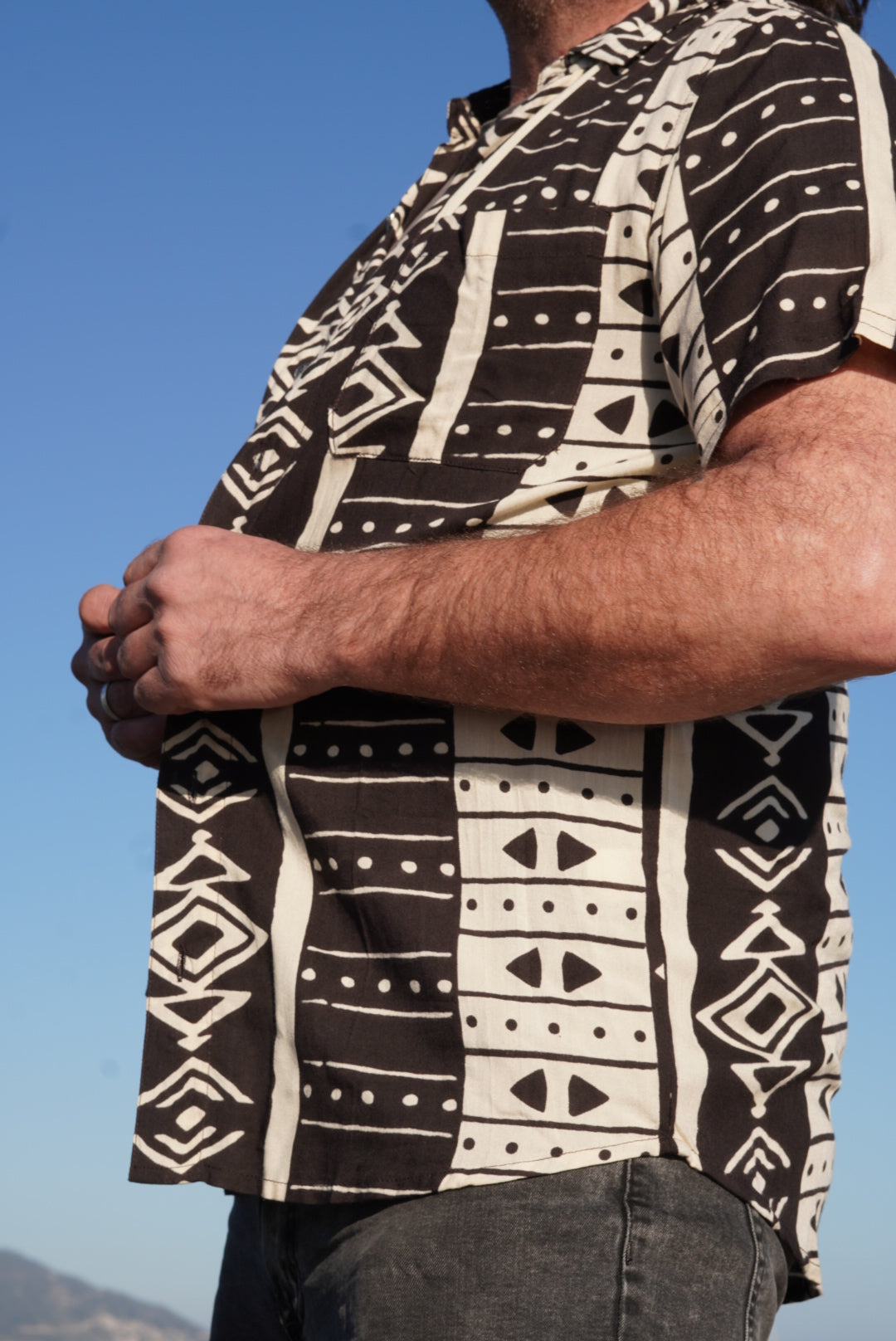 Camisa Negra Triángulo