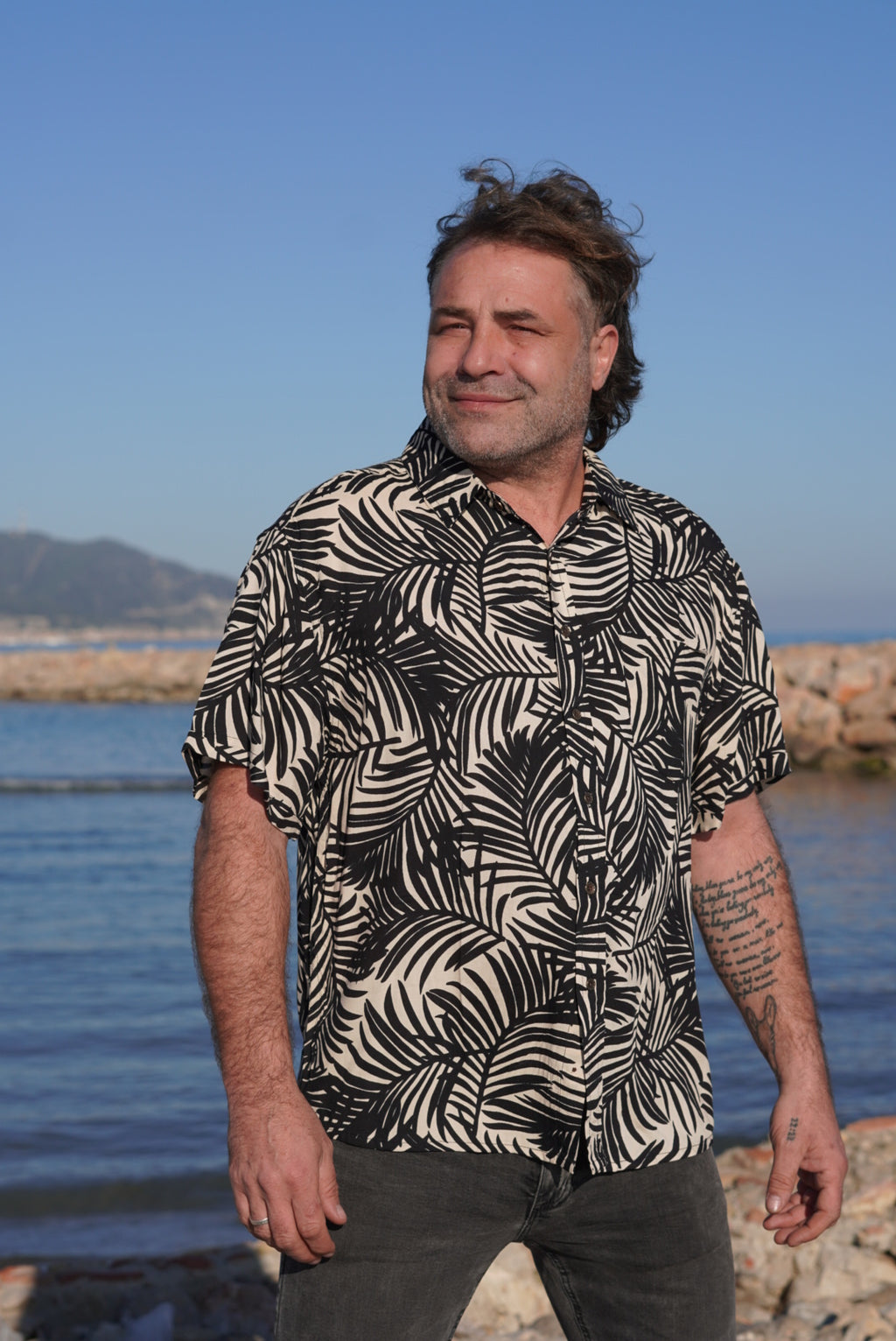 Camisa Negra Hojas