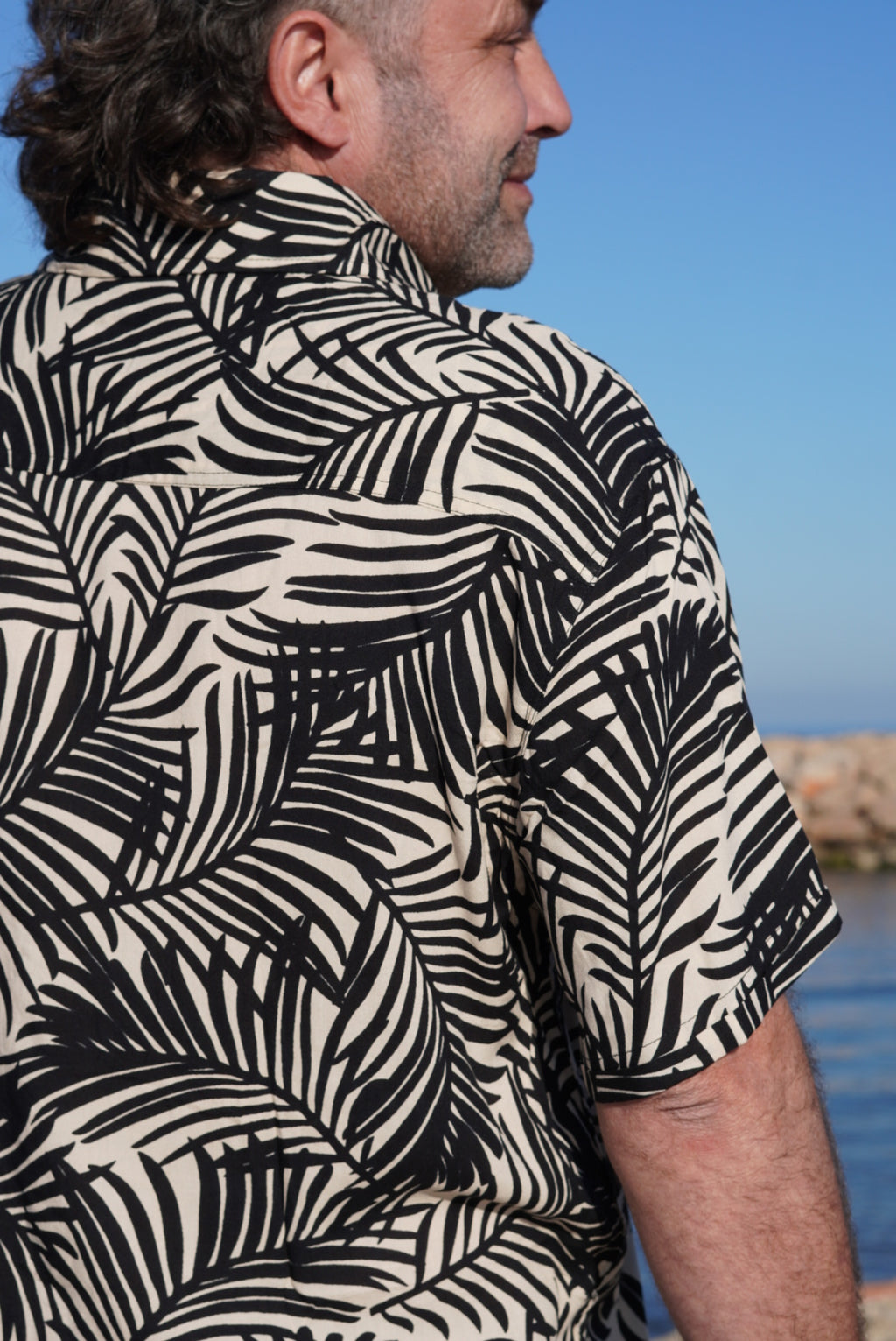 Camisa Negra Hojas