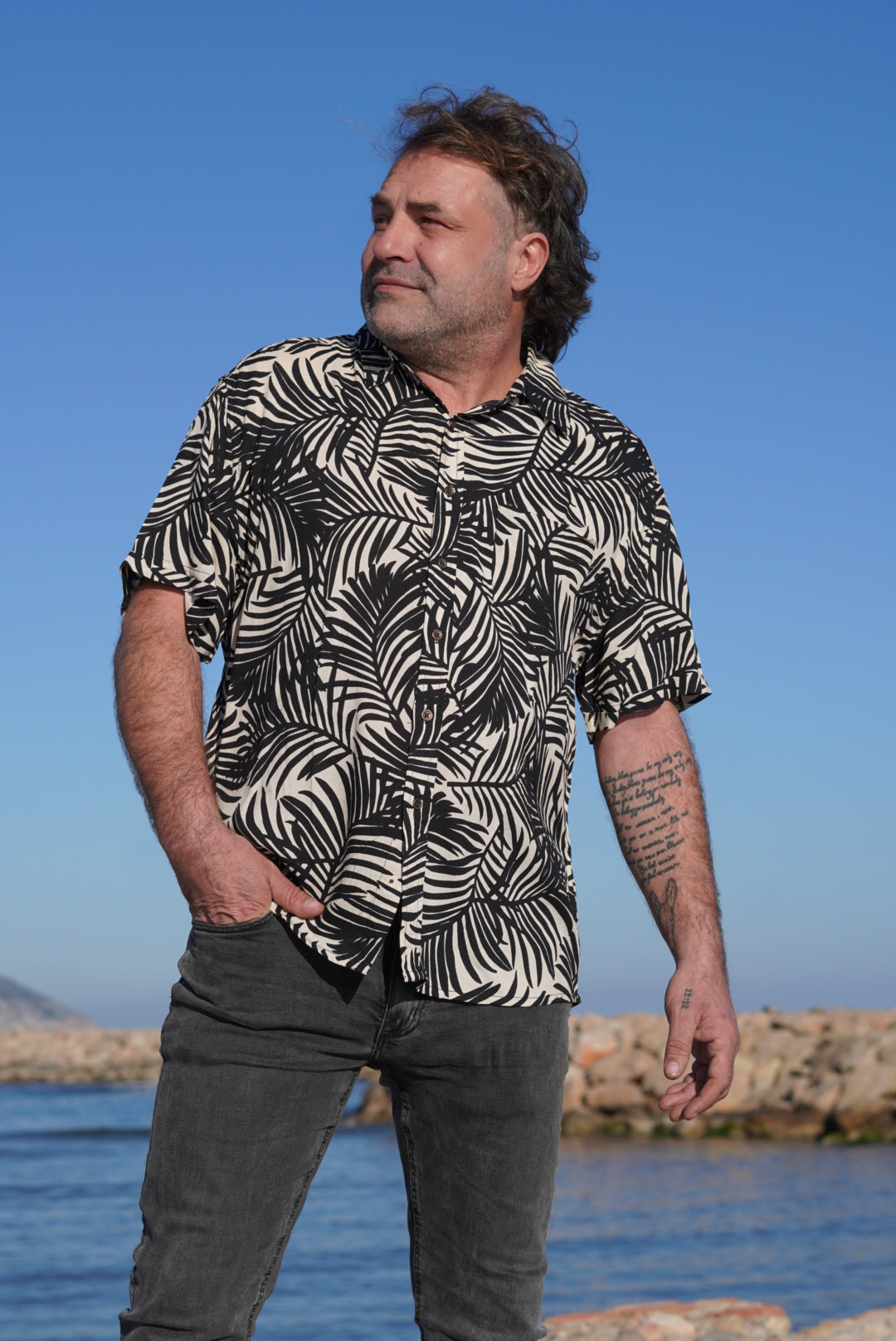 Camisa Negra Hojas